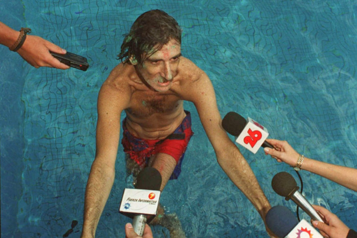 hitosdelrock's tweet photo. 03-03-2000: El músico Charly Garcia se lanza de la azotea (en el piso nueve) a la piscina del hotel Aconcagua, en la ciudad argentina de Mendoza. La caída de 18 metros quedó inmortalizada en la canción "Me Tiré Por Vos", compuesta por el artista horas después https://t.co/gOyniCiw4l