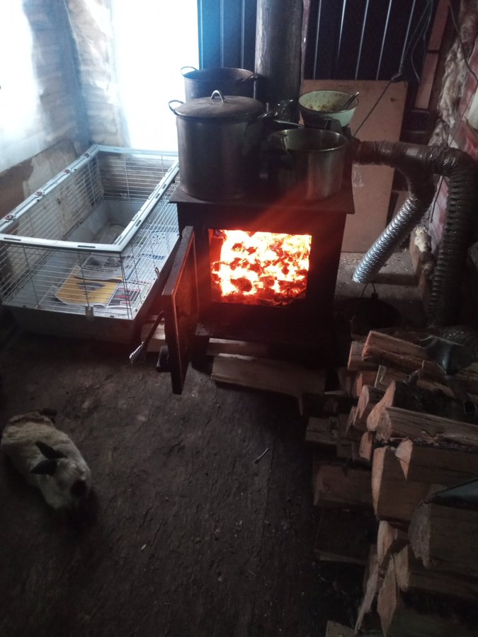 heureusement que les grands froids se terminent car à plus de 2 $ le litre de fuel pour ma chaufferette, on oublie ça. Heureusement, il me reste le poêle à bois. Ouffff