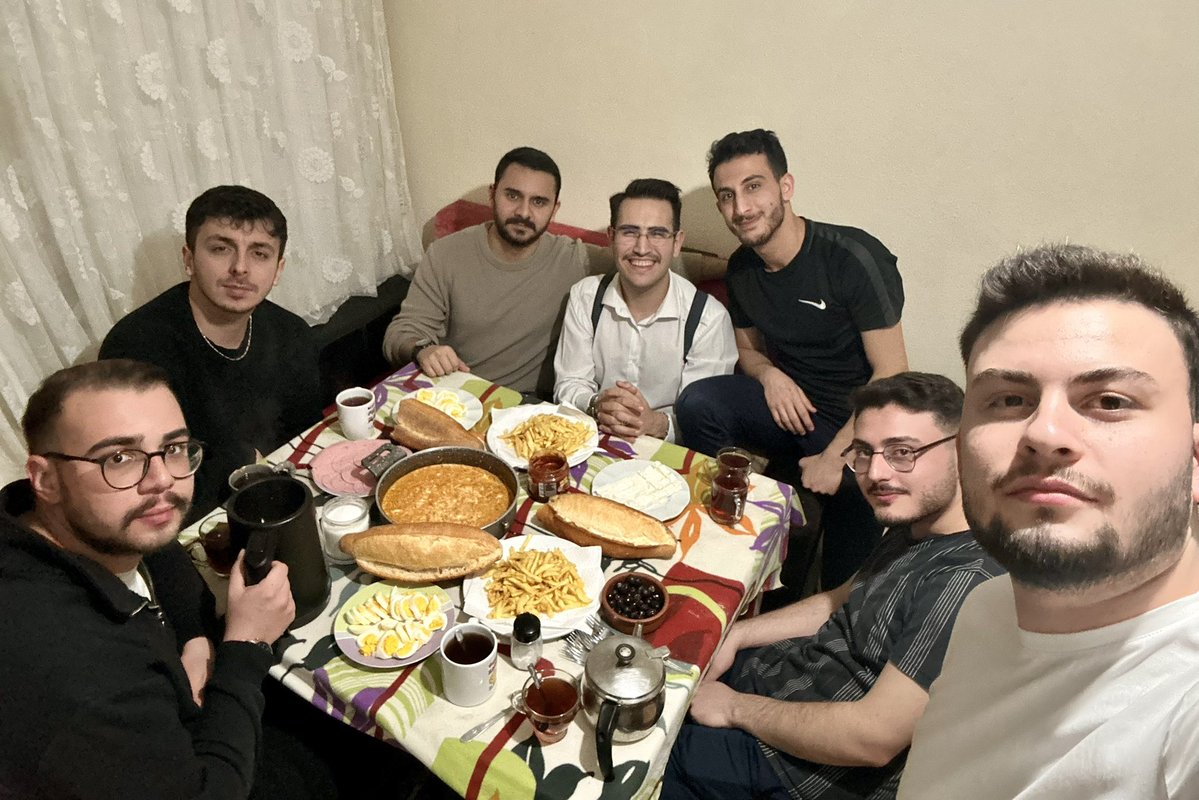 Bu sabah sahurda Ömer ve Doğukan kardeşlerimizin öğrenci sofrasına misafir olduk. Ekmeğimizi bölüşüp, gençliğin umuduna ve samimi muhabbetine ortak olduk. Genç kardeşlerimizin her daim yanındayız.
Sofralarımız bereketli olsun. 🌙
