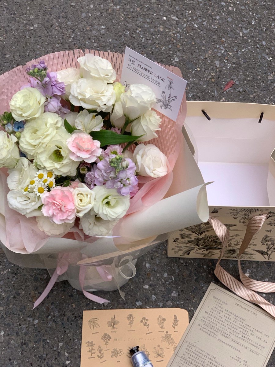 samreen_sa67732's tweet image. "Handmade paper flowers —each petal hand-folded, no two exactly alike. Turn your desk into a little garden that never wilts. #HandmadeWithLove #PaperCraftMagic"