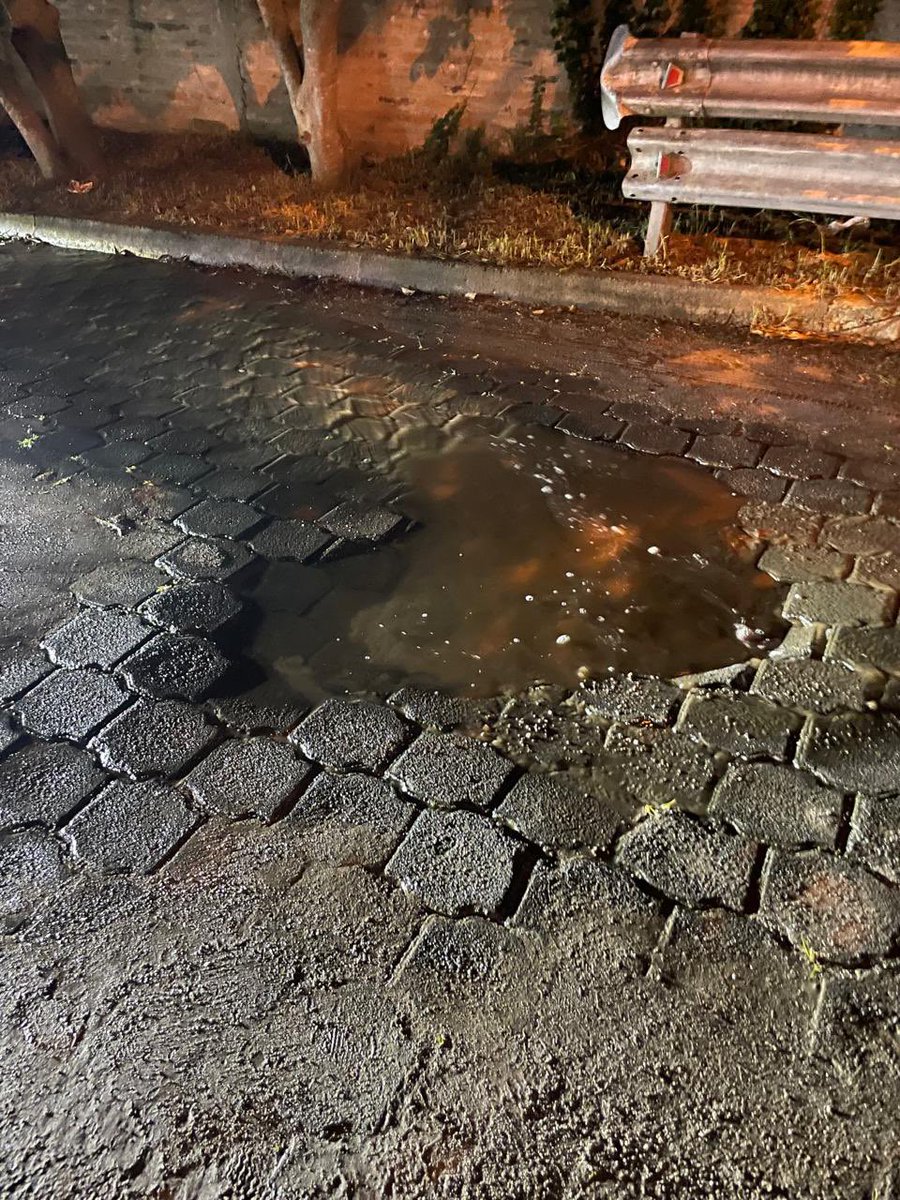 Lu87ka's tweet photo. @aguadequito señores Agua Potable, se reportó el día sábado una fuga de agua bastante grande de la calle Francisca de la Cueva en Tanda, hasta el día de hoy sigue en proceso de ejecución el caso, considero no debemos desperdiciar tanta agua de la ciudad, la vía está en peligro. https://t.co/jwn7KLLHhc