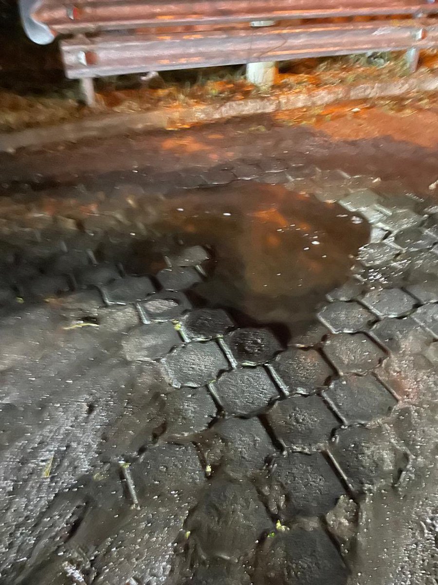 Lu87ka's tweet photo. @aguadequito señores Agua Potable, se reportó el día sábado una fuga de agua bastante grande de la calle Francisca de la Cueva en Tanda, hasta el día de hoy sigue en proceso de ejecución el caso, considero no debemos desperdiciar tanta agua de la ciudad, la vía está en peligro. https://t.co/jwn7KLLHhc