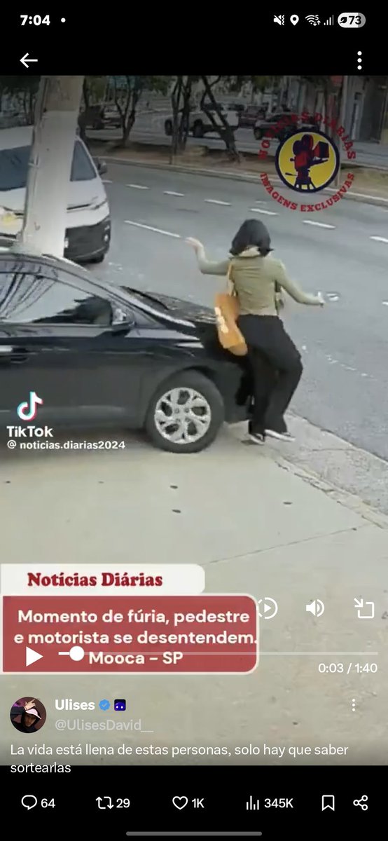 carlosalonsoG91's tweet photo. @UlisesDavid__ Es mas al momento  del contacto ya esta abajo de la banqueta la estúpida,  por obvias razones el conductor estaba volteando a la inquieta otra que ningún auto le pegue y confío que a la derecha no hubiera nadie,la vieja camino media banqueta nadamas para estorbar https://t.co/ZrivLE4nuY