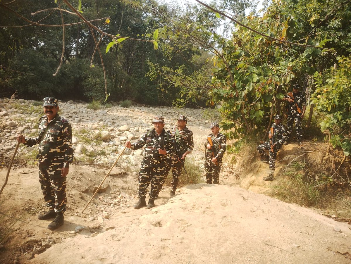 9BnSSB_INDIA's tweet photo. सीमावर्ती क्षेत्र में 09 वीं वाहिनी SSB बलरामपुर के जवानों द्वारा नियमित गश्त।
सजग प्रहरी, सुरक्षित सीमा।
#SSB_INDIA
#SSBFTRLUCKNOW
#SSBSHQGKP
#BorderPatrolling
#SeemaSuraksha
#BorderSecurity
#VigilantForces
#SecureNation
#DutyFirst
#BorderLife
#ServingNation https://t.co/HIsXzmcYBf