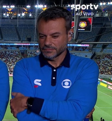 golsdobrasil1's tweet photo. Eric Faria sobre a demissão de Filipe Luís no Flamengo:

"Poucas vezes no futebol, eu vi algo tão covarde como o que aconteceu com o Filipe Luís, não pela demissão, porque demitir um técnico no futebol brasileiro é algo tão comum quanto a gente beber um copo de água. Mas há técnicos e técnicos, e você não pode fazer com um ídolo do clube, com um campeão do clube, o que foi feito. Você não pode esperar o jogo acabar, deixá-lo ir para a coletiva, demití-lo numa sala fria do Maracanã, numa conversa de pouco mais de um minuto, apenas um comunicado."

Via: @geglobo 
📸 SporTV | André Durão