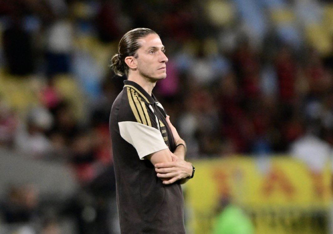 golsdobrasil1's tweet photo. Eric Faria sobre a demissão de Filipe Luís no Flamengo:

"Poucas vezes no futebol, eu vi algo tão covarde como o que aconteceu com o Filipe Luís, não pela demissão, porque demitir um técnico no futebol brasileiro é algo tão comum quanto a gente beber um copo de água. Mas há técnicos e técnicos, e você não pode fazer com um ídolo do clube, com um campeão do clube, o que foi feito. Você não pode esperar o jogo acabar, deixá-lo ir para a coletiva, demití-lo numa sala fria do Maracanã, numa conversa de pouco mais de um minuto, apenas um comunicado."

Via: @geglobo 
📸 SporTV | André Durão
