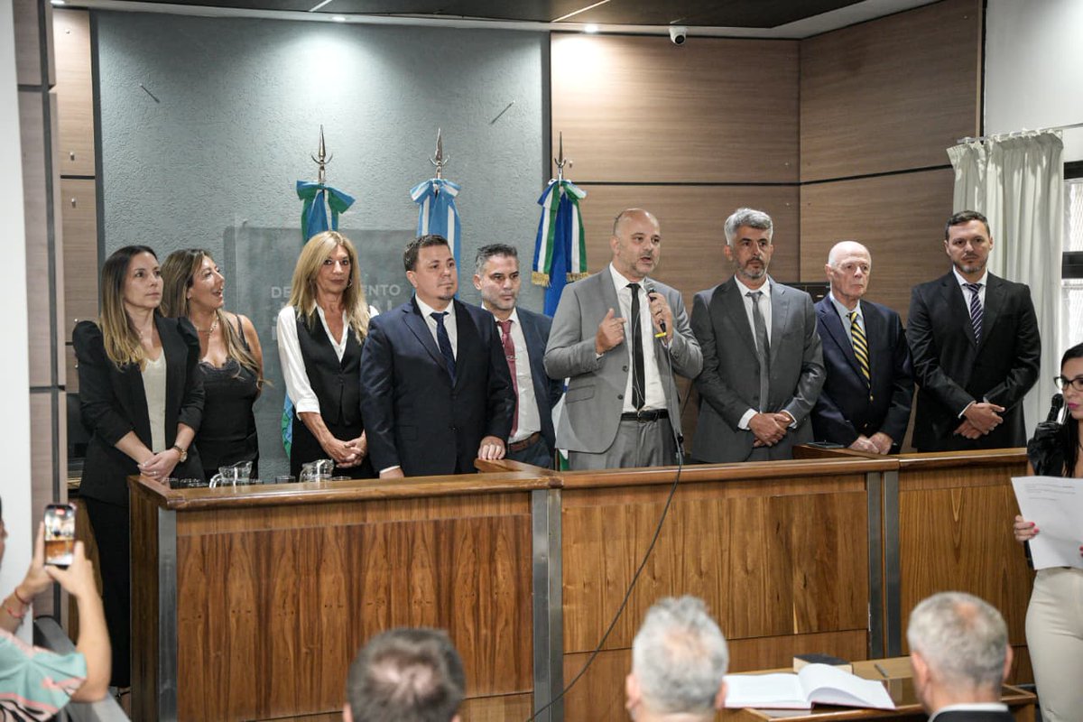 jorgeferraresi's tweet photo. Acompañamos la jura de funcionarios de la Cámara de Apelación y Garantías en lo Penal del Departamento Judicial Avellaneda-Lanús ⚖️

Realizaron la jura la Sec. de la Cámara, Aldana Damone, y los auxiliares letrados: María José Pueyo Alvarado, Verónica Estasune, Diego Álvarez, Pablo Roca, Leandro Memme y Agustín Bueno Coliqueo.

El Departamento Judicial Avellaneda – Lanús vino a transformar el acceso a la justicia, humanizándola y permitiendo que nuestra comunidad pueda contar con servicios de manera más cercana. El trabajo articulado entre la justicia y los gobiernos locales es fundamental, continuemos en ese camino.

Nos acompañaron los jueces de la Cámara Gabriel Vitale, Fernando Benítez y Luciano Noli, y los jueces de la Cámara de Apelación en lo Civil y Comercial, Andrés Lucio Cunto y Gabriela Paola Delcorcho.