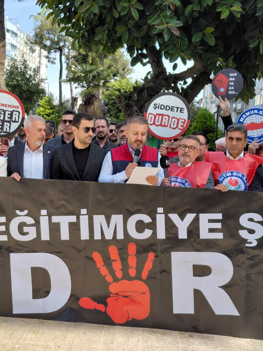 İstanbul’da görevi başında uğradığı menfur saldırı sonucu katledilen öğretmenimiz Fatma Nur Çelik ve şiddete maruz kalan tüm eğitim çalışanları için düzenlediğimiz “ŞİDDETE DUR DE” konulu basın açıklamamızı gerçekleştirdik.

Eğitim çalışanına uzanan her el; geleceğimize,