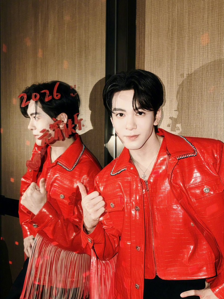 ZengShunxi shared his Lantern Festival pics in a red leather