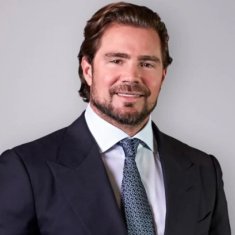 🚨 Protocolei requerimento URGENTE para convocação do aviador Nikolas Ferreira para a #CPMIdoINSS. Ele voou no jatinho de Vorcaro para fazer campanha contra Lula nas eleições de 2022.

Qual o interesse de Vorcaro e dos banqueiros do Master em ter Bolsonaro presidente? 🤔