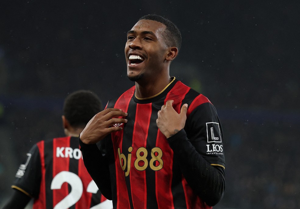 EstagiarioVasco's tweet photo. 🚨 Rayan tem apenas cinco jogos de Premier League, mas apresentou o suficiente para assustar a imprensa local. O termo é esse mesmo, tanto que Michael Cox, colunista do jornal inglês "The Athletic" tratou o ex-vascaíno como "um dos atacantes mais temidos" da liga nacional.

🗞 ge https://t.co/GkDkGpLB9x
