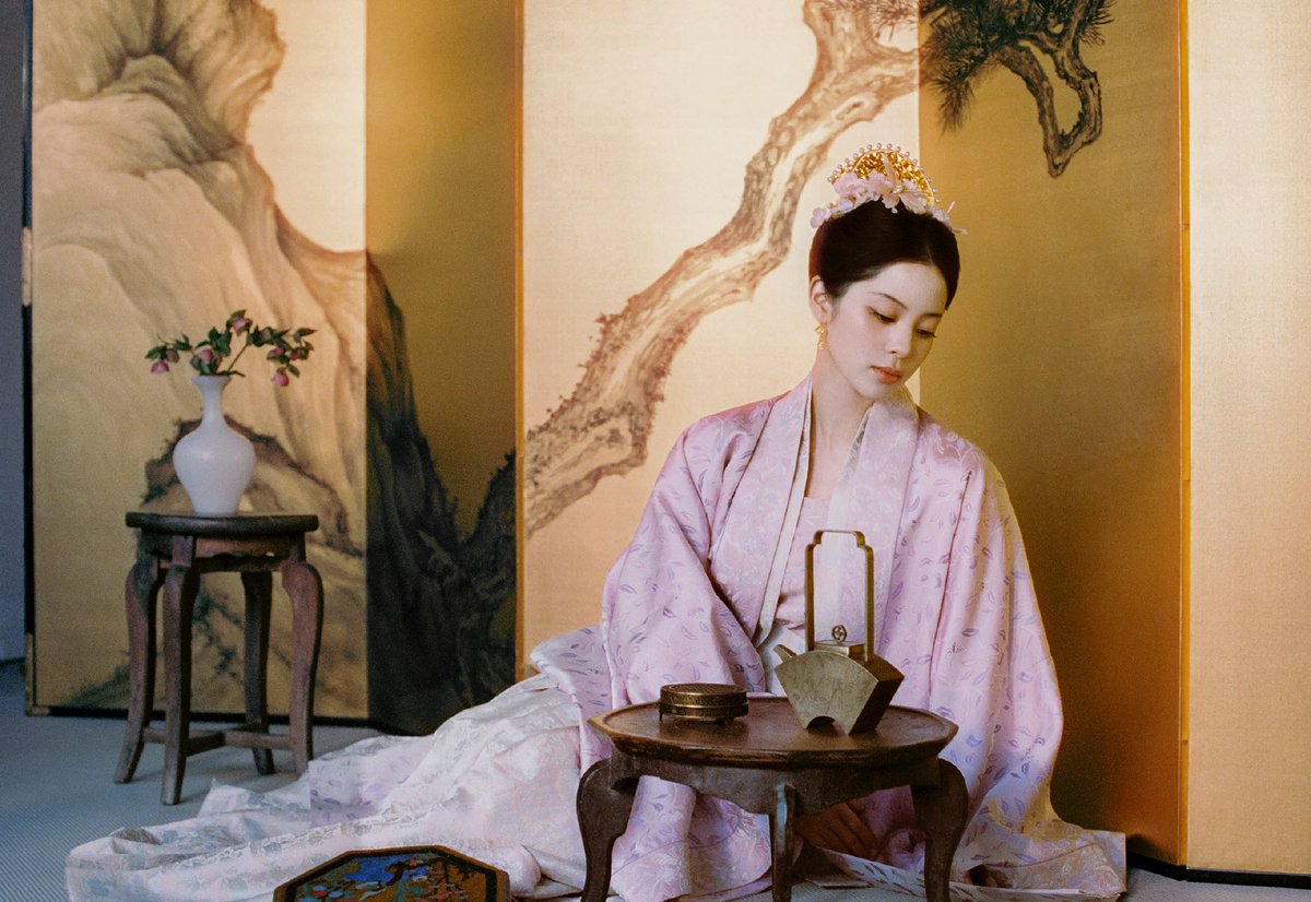 #欧阳娜娜 Studio Weibo Update  🏮

“ช่วงเวลาดีๆ และทิวทัศน์ที่งดงาม 
🦌ดอกไม้ผลิบานตามรอยเท้าที่ก้าวผ่าน...”
Support: Mandarin Oriental Qianmen, Beijing

Artist: #Ouyangnana 
#CCTVLanternFestivalGala #NanaOuyang Lantern Festival Gala ทางช่อง CCTV  #央视元宵晚会