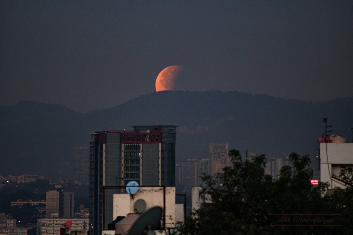 Así terminó el eclipse desde la ciudad de México. 

La Luna parcialmente eclipsada se oculta tras las montañas del horizonte. 

La próxima vez que la Luna se sumerja completamente en la umbra será hasta el 31/12/2028

#eclipse #EclipseLunar #Eclipse2026 #CDMX