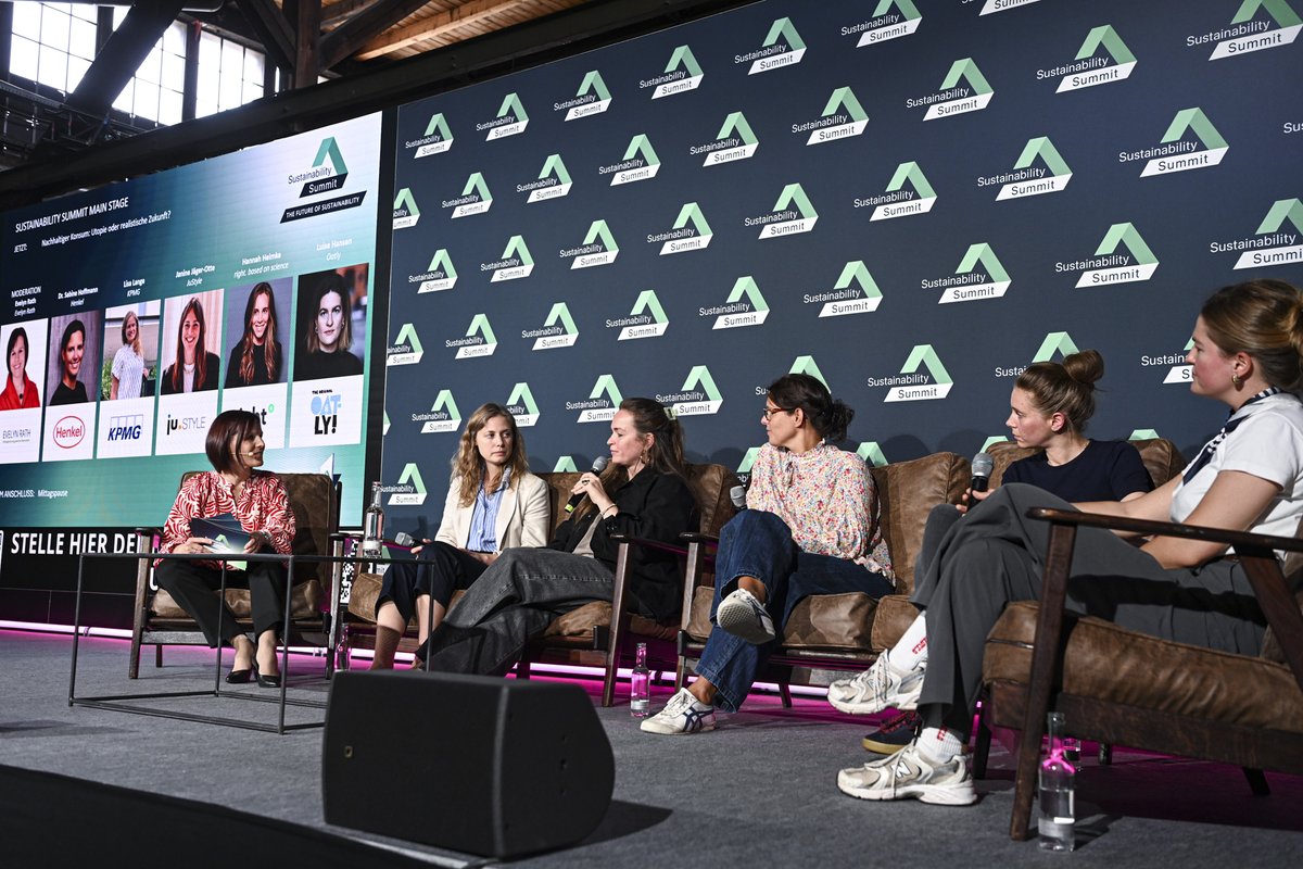 Sustainabil_Sum's tweet photo. Auf dem Sustainability Summit 2025 diskutierten Sabine Hoffmann, Lisa Lange, Janine Jäger-Otte, Hannah Helmke und Luise Hansen, wie ein Wandel zu verantwortungsvollem Konsum gelingen kann.🔍

#sustainabilitysummit25 #nachhaltigkeit #futureofsustainability #mainstage #panel https://t.co/fLGvKtmqKY