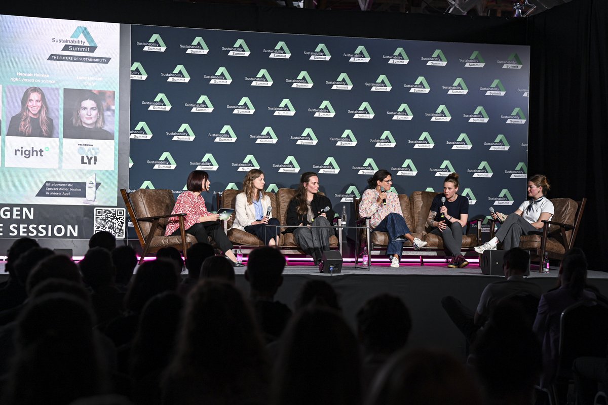 Sustainabil_Sum's tweet photo. Auf dem Sustainability Summit 2025 diskutierten Sabine Hoffmann, Lisa Lange, Janine Jäger-Otte, Hannah Helmke und Luise Hansen, wie ein Wandel zu verantwortungsvollem Konsum gelingen kann.🔍

#sustainabilitysummit25 #nachhaltigkeit #futureofsustainability #mainstage #panel https://t.co/fLGvKtmqKY