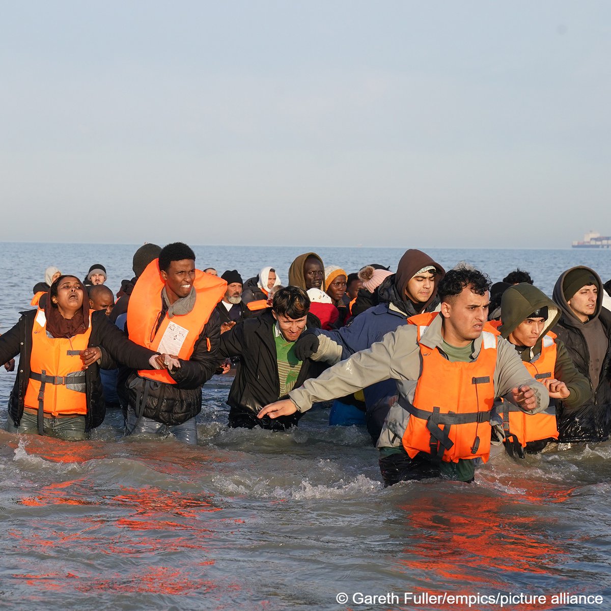 InfoMigrants's tweet image. 📷These pictures show #migrants on a beach in Gravelines, France, before an attempt to board a small boat to cross the English Channel, dated March 3, 2026.

Since the beginning of the year, 2,209 people have crossed the #Channel in small boats, UK Home Office data shows.