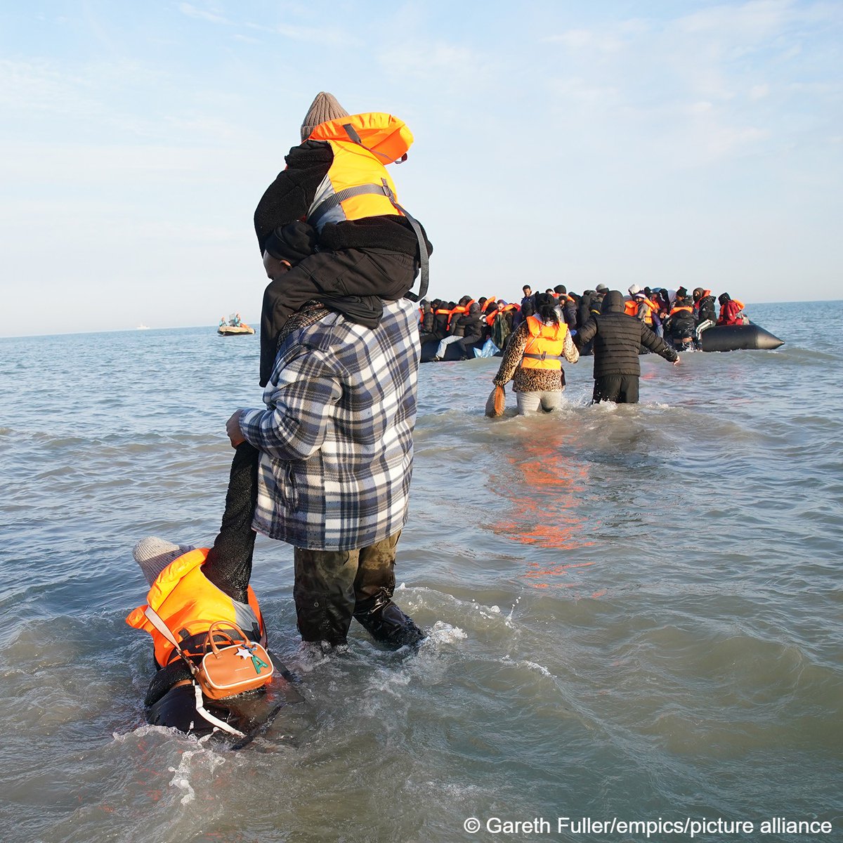 InfoMigrants's tweet image. 📷These pictures show #migrants on a beach in Gravelines, France, before an attempt to board a small boat to cross the English Channel, dated March 3, 2026.

Since the beginning of the year, 2,209 people have crossed the #Channel in small boats, UK Home Office data shows.