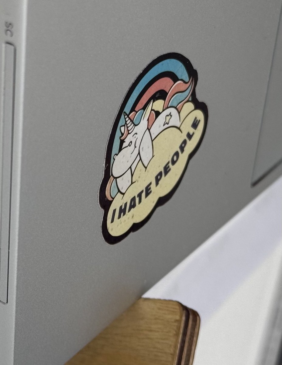 edumdq's tweet photo. Estoy haciendo un trámite presencial en el Banco, la señora que me está atendiendo y el sticker en su laptop 🤔 https://t.co/Xho7PY0Asi