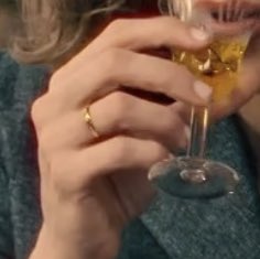 Even if it’s not a different ring (I’ve calmed down slightly) it still tells us things about what’s to come. And the tl hasn’t felt this alive since Fina ha vuelto day 🎉