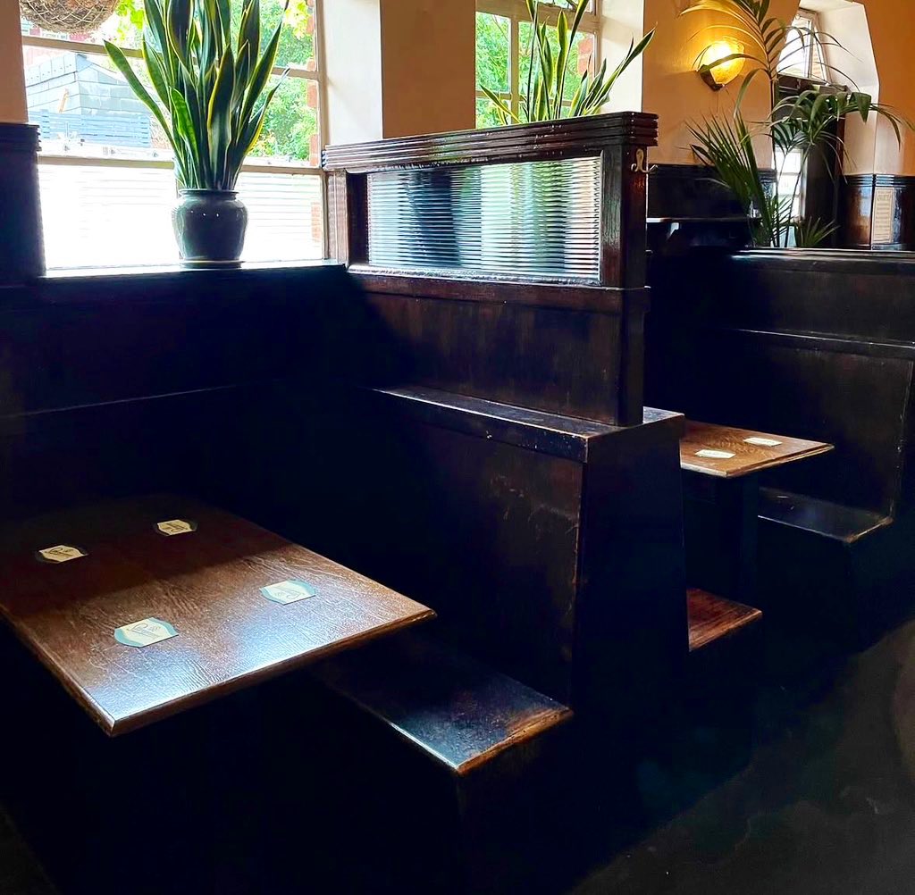 LondonPubMap's tweet image. The Duke
📍7 Roger St, London WC1N 2PB

The Duke is tucked away in a quiet side street in Bloomsbury and was built in 1938.

The ArtDeco fixtures and fittings  here are superb and make for a unique pub experience.

#duke #artdeco #pub #bloomsbury
