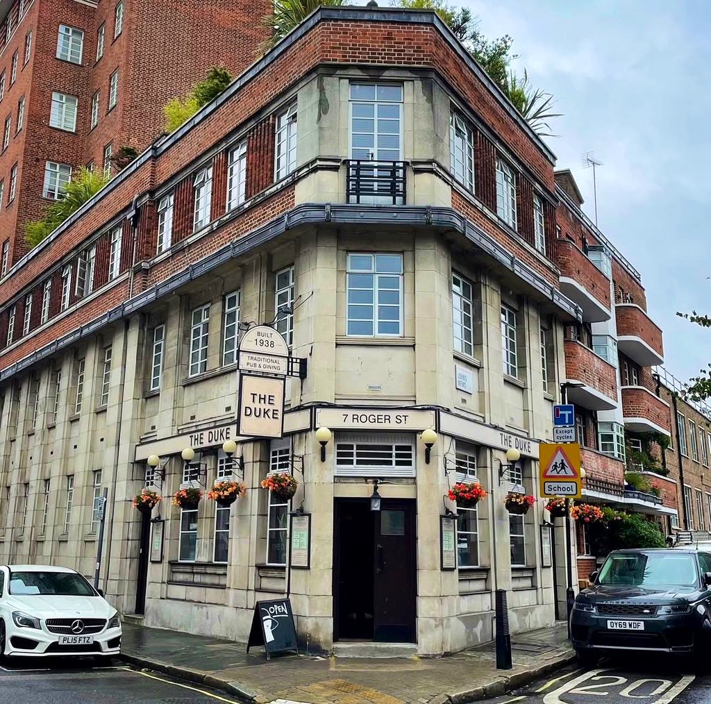 LondonPubMap's tweet image. The Duke
📍7 Roger St, London WC1N 2PB

The Duke is tucked away in a quiet side street in Bloomsbury and was built in 1938.

The ArtDeco fixtures and fittings  here are superb and make for a unique pub experience.

#duke #artdeco #pub #bloomsbury
