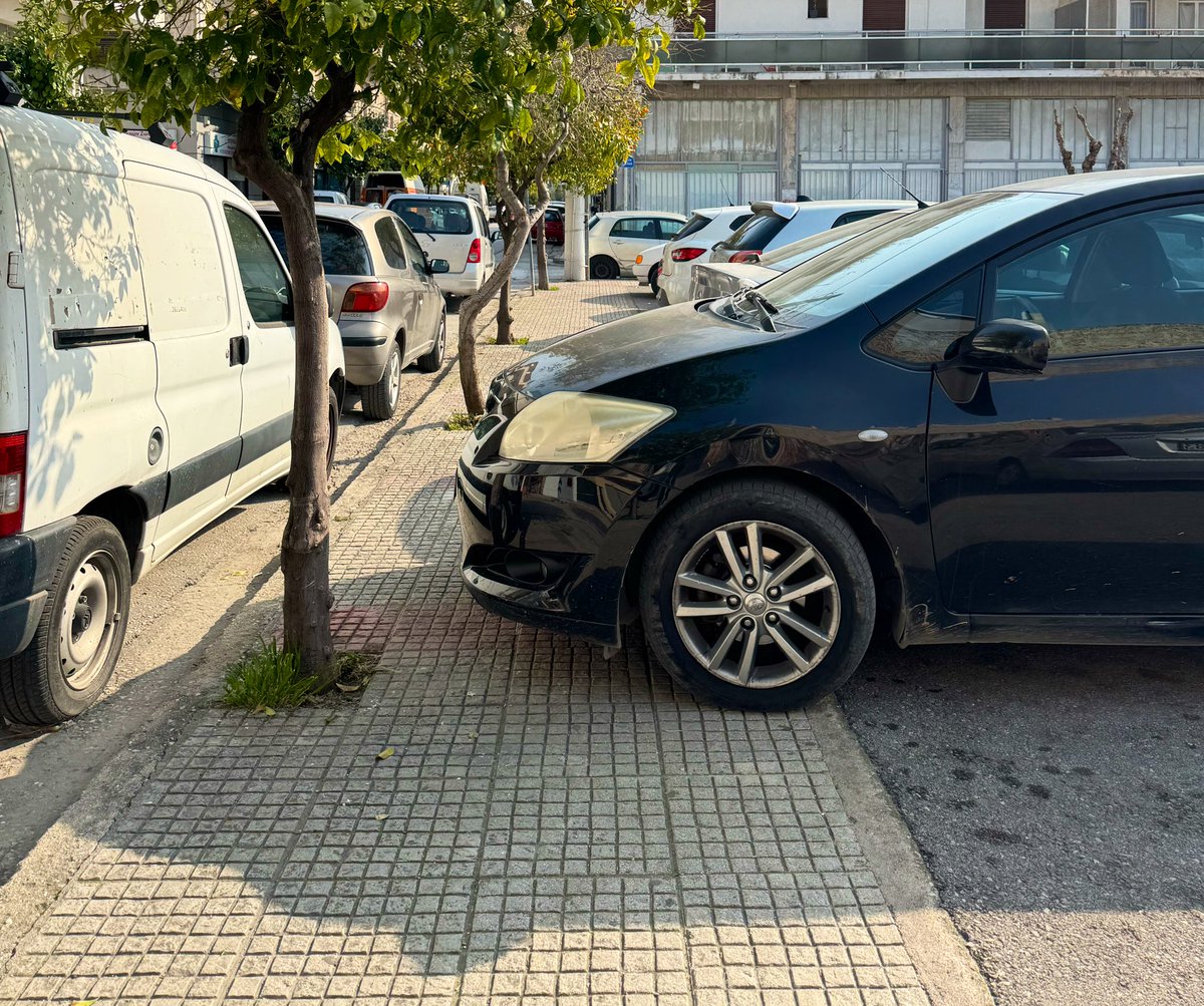 Μια χαρά είσαι, δέσε χειρόφρενο, δεν ενοχλείς κανέναν.