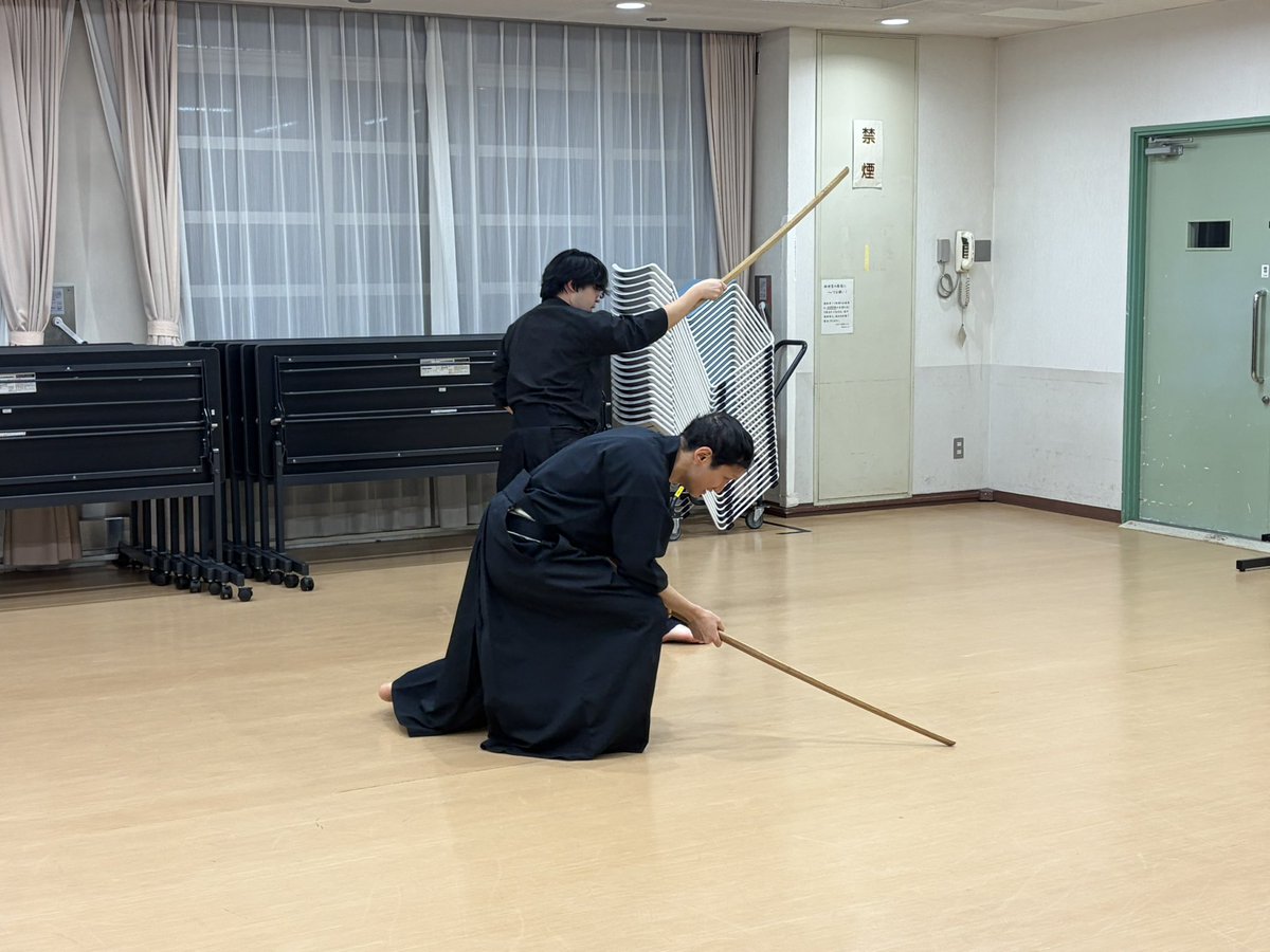 本日は基礎動作として、足運びや立ち方に加え、体捌きと素振りを少し行いました。

後半はそれを取り入れたーした立ち回りを参加者で回し行いました😊

足にかなり負荷がかけふメニューだったので、マッサージをお忘れずに...ね。
次回の殺陣教室は3/10です。ぜひご連絡ください！
#天狼殺陣教室