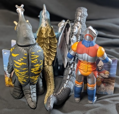 □ゴジラ1973 高16/奥22（cm） □メガロ 高17/奥11 □ジェットジャガー