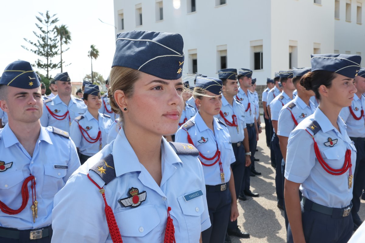 Defensagob's tweet photo. 🪖Si alguna vez has pensado en formar parte de las Fuerzas Armadas, este es el momento de dar el paso.

➡️El Consejo de Ministros aprueba la oferta de plazas, con  2.863 de ingreso en centros docentes militares y 81 directas para oficiales de la Guardia Civil. https://t.co/MAKSlmOtaL