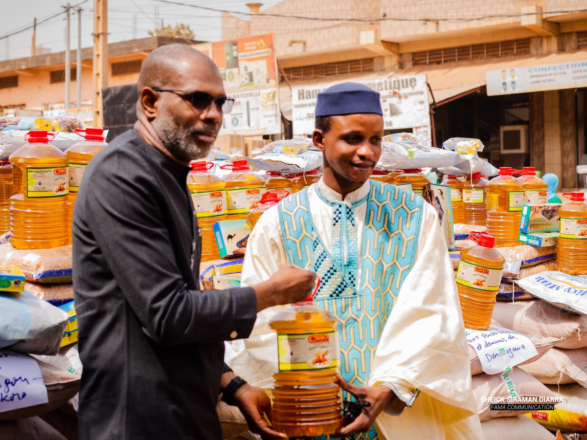 MoussaMaraMali's tweet photo. Moussa MARA offre des vivres d’une valeur d’environ 10 millions de FCFA à une trentaine  d’associations :

Rien n’arrête l’engagement de Moussa MARA. Malgré sa privation de liberté, l’ancien Premier ministre continue de faire parler son cœur et d’agir en faveur des plus vulnérables.

À travers cette activité qu’il organise chaque année, Moussa MARA choisit de passer par les associations afin de toucher efficacement les couches les plus fragiles de notre société. Cette année encore, 33 associations ont bénéficié de vivres d’une valeur d’environ 10 millions de FCFA.

Parmi les bénéficiaires figurent notamment l’Association des femmes sourdes du Mali, l’Association des jeunes au service des enfants démunis, l’Association pour l’appui aux veuves, l’Association des enseignants et enseignantes du CAP de Banankabougou, l’Association musulmane pour le développement du village, ainsi que l’Association malienne des diplômés d’Égypte, entre autres.

Un engagement constant, une solidarité assumée, et une détermination intacte : même privé de liberté, Moussa MARA reste au service des Maliens.
