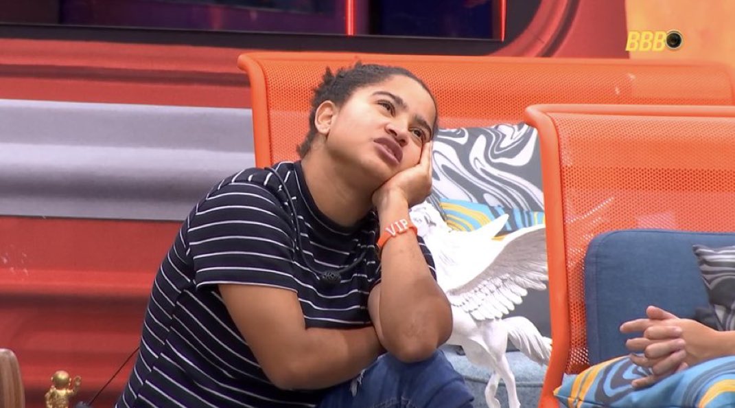 Samira: “Eu arraso na comida, faço boa comida.”

Milena: “Eu sei que tu arrasa. Você com essas mãos de fada e sua beleza… Minha mãe fala que a gente conquista as pessoas pelo estômago. Então eu tô fodida. Além de ser bela, cozinha bem… Qual seu defeito, Samira? Me diga.”