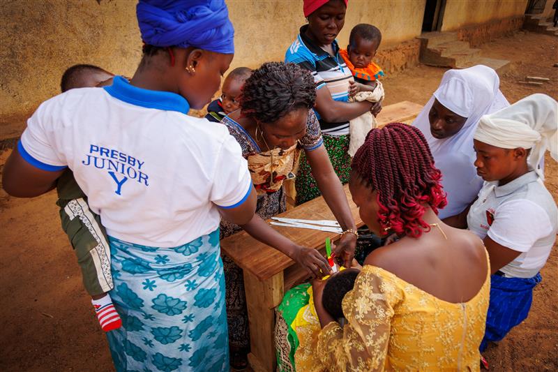 Unicef_Togo's tweet photo. Naki-Ouest, Élise KOLANI applique aujourd’hui les conseils reçus au centre de santé pour protéger ses enfants de la malnutrition. Une mère confiante, une famille en meilleure santé.

#ActionHumanitaireFrance #France #SantéPourTous #PourChaqueEnfant, une bonne santé #UNICEFTogo https://t.co/AkReE7khE4