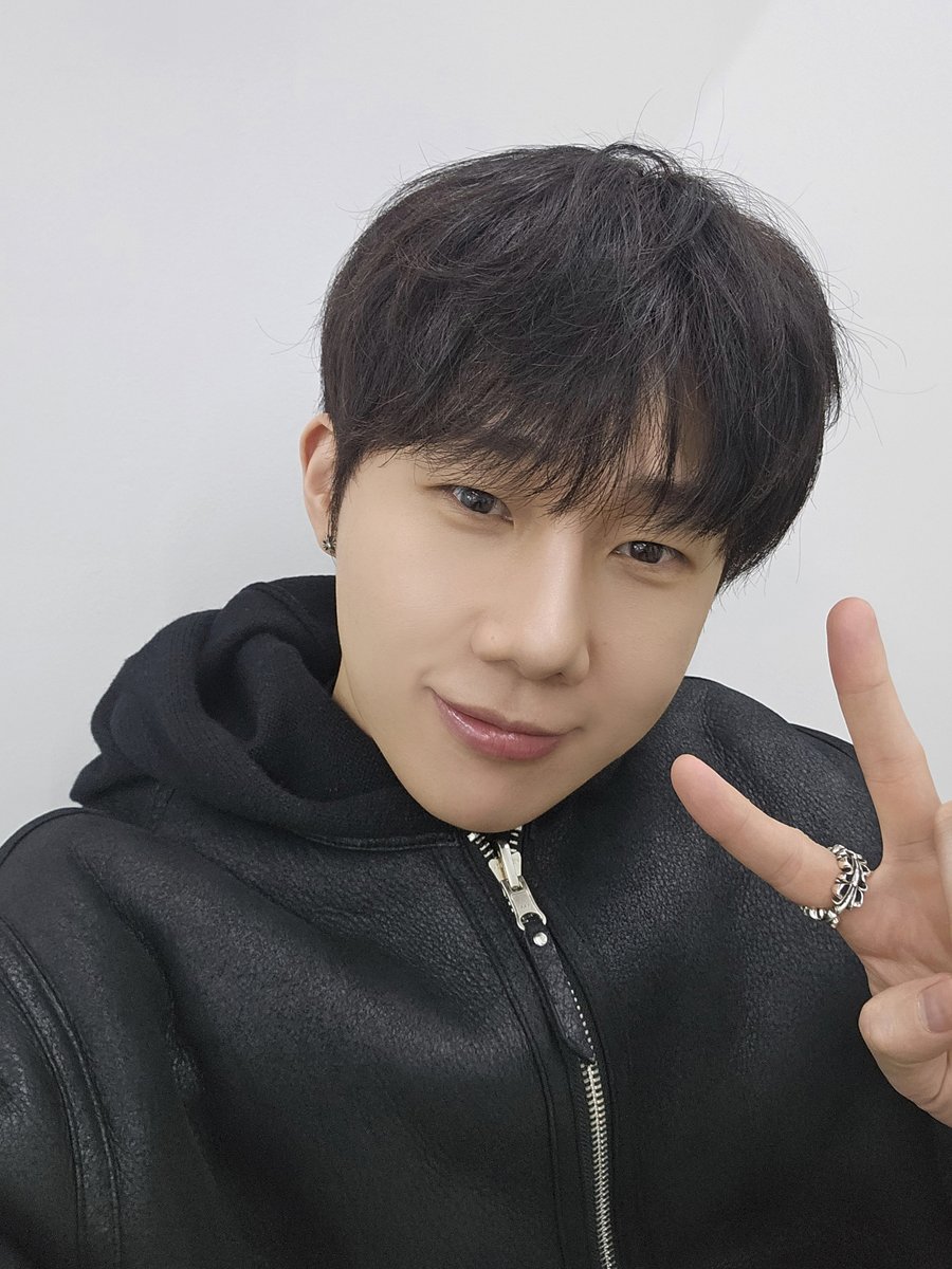 KSK_official's tweet photo. [📸] 

2026.03.03
@ MBC FM4U <김이나의 별이 빛나는 밤에>

오늘 밤, 
여러분의 빛나는 별이 되어드리고 싶었던 성규예요...🌠

언제나 설레고 즐거운 라디오 나들이! 
별밤에서 오늘 전했던 이야기들이 
작은 휴식이 되었길 바랄게요☕

#김성규 #KIMSUNGKYU
#MBC #FM4U
#라디오 #별이빛나는밤에 #별밤 #OFFTHEMAP