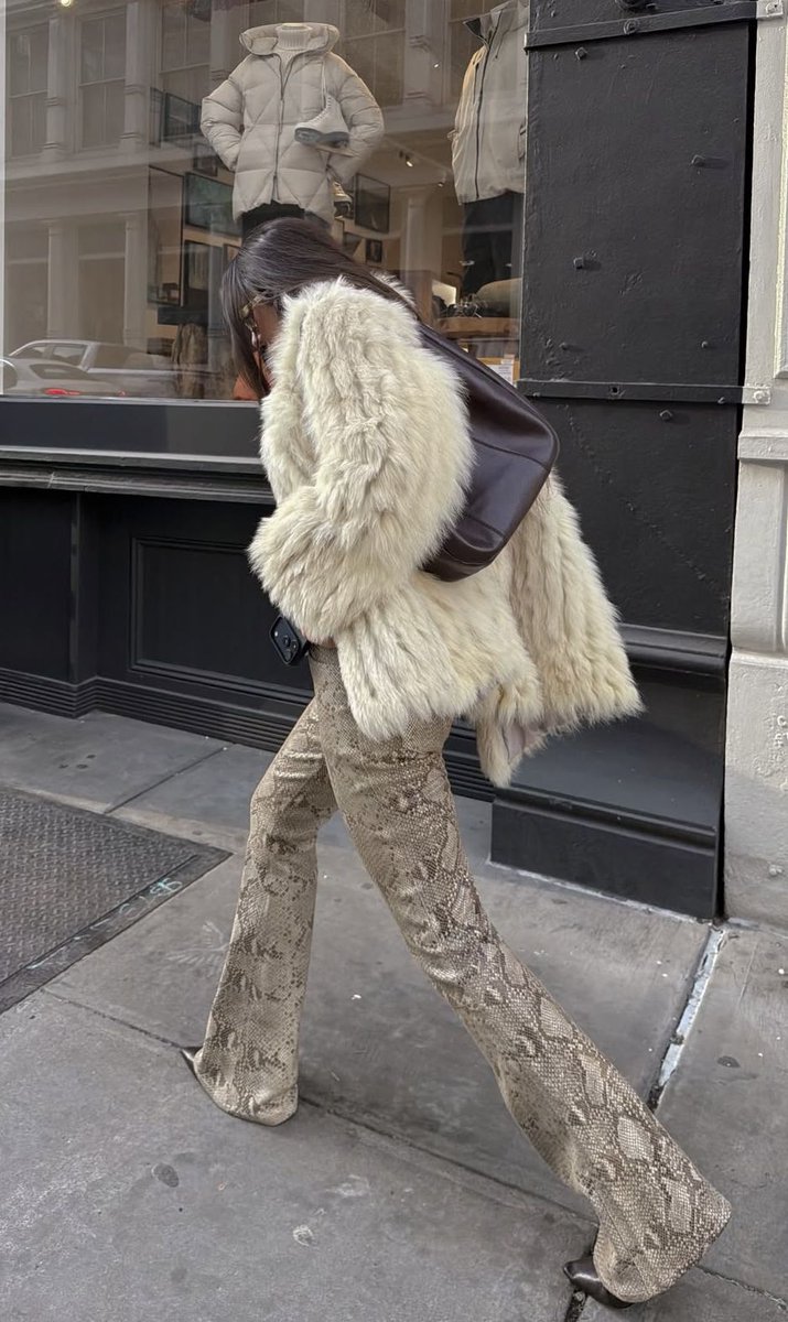 InfurMagazine's tweet photo. When feminine touches enhance the elegant effect.
#infurmagazine #infurmag #fur #furfashion #furlove #ott #qotd #ootd #ootn #aw #highfashion #highstreetfashion #fashionweek #fall #foxylady #foxjacket #wildfur #jacket #foxfur #fallfashion #luxurystreetstyle #winterfashion https://t.co/pYtiuY8i3a