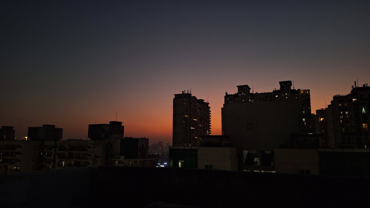 noida gives you pretty sunsets too