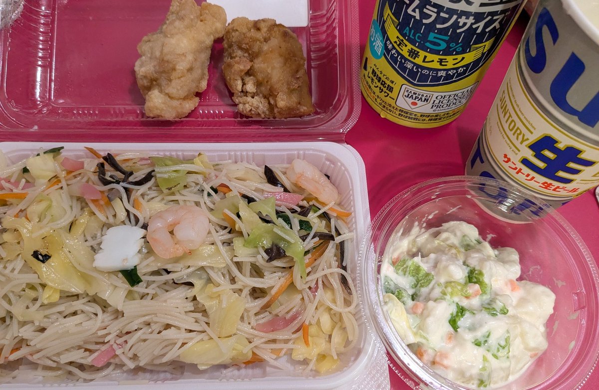 長野の駅ビルMIDORIに美味しそうなものが手頃な値段で売ってて大好き！
お昼にステーキ弁当も食べましたとさ😋