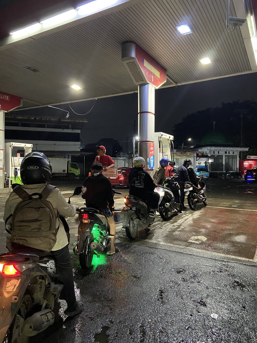 WOY BEKS!!

Di tempat lu PERTALITE abis kgk? gua nemu 2 SPBU yg pertalitenya abis nih

Tumbeen