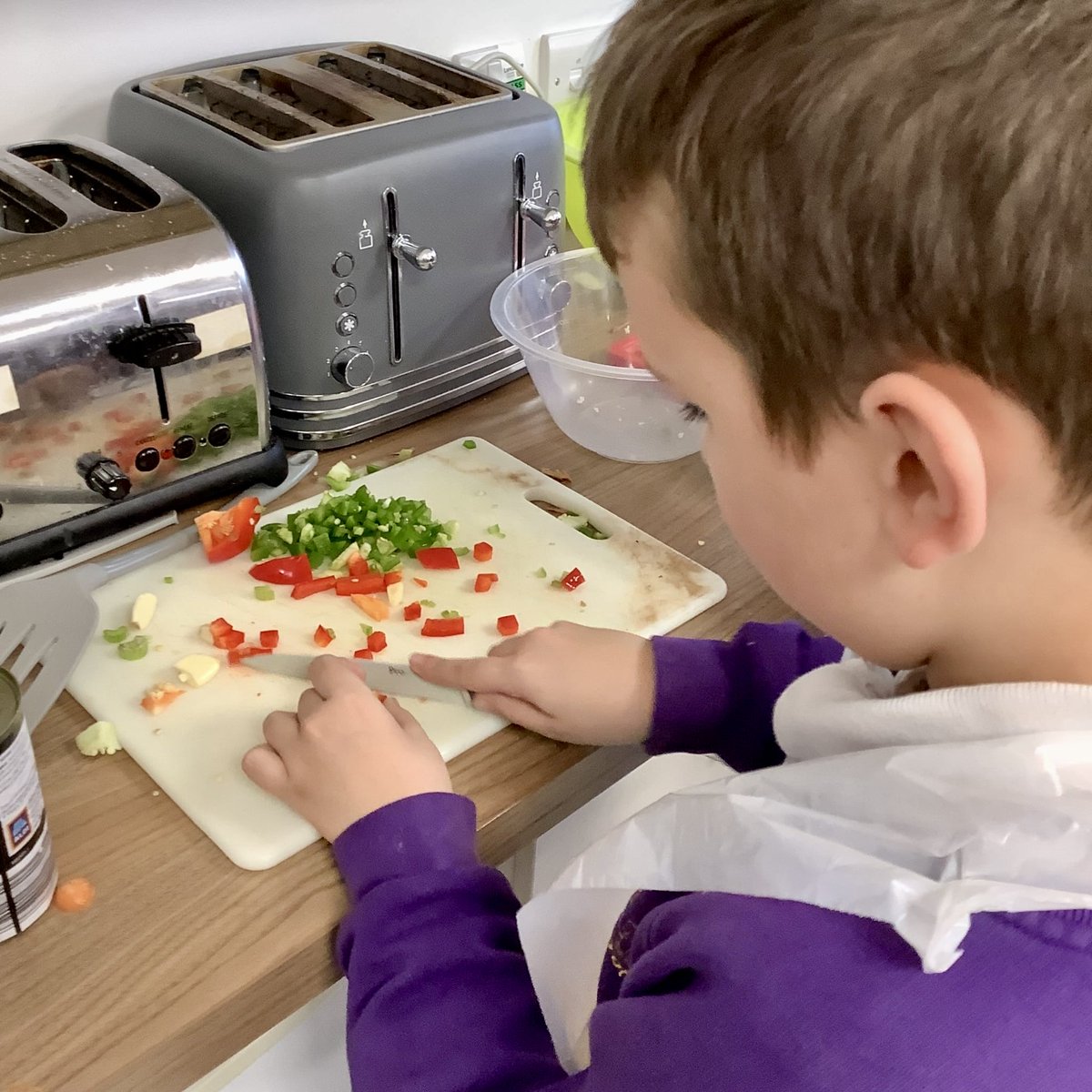 KindKitchenPR1's tweet photo. Chop, chop- It’s ‘Cool Kids Can Cook’ class time! 🥒 #preston #schools #communitykitchen #cooking https://t.co/Jlvcq0Xfz5