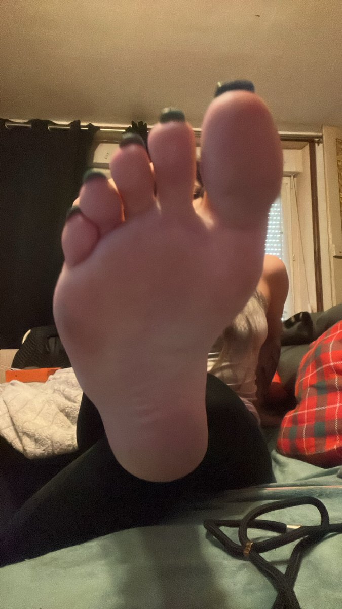GlamySecretoff's tweet photo. Tu sais très bien que ce pied contrôle déjà ton portefeuille ! 🦶

#moneyslave #paypig #findom #payforfeet #serveme https://t.co/yEVlElUfOD
