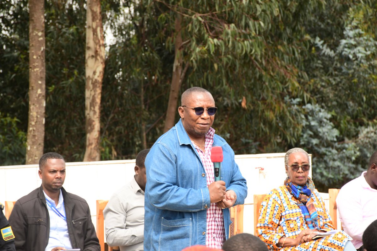 Nyamagabe's tweet photo. Senateri Ambasaderi RUGIRA Amandin na Senateri GAHAMANYI Bibiane bayoboye Inteko y'Abaturage mu Kagari ka #Kagano, mu Murenge wa #Kitabi.
Bari kuganira n'abaturage begereye @NyungwePark ku bijyanye n'imibanire yabo n'inyamaswa zo muri iyi Pariki. 1/3 https://t.co/jnqq7LeHik