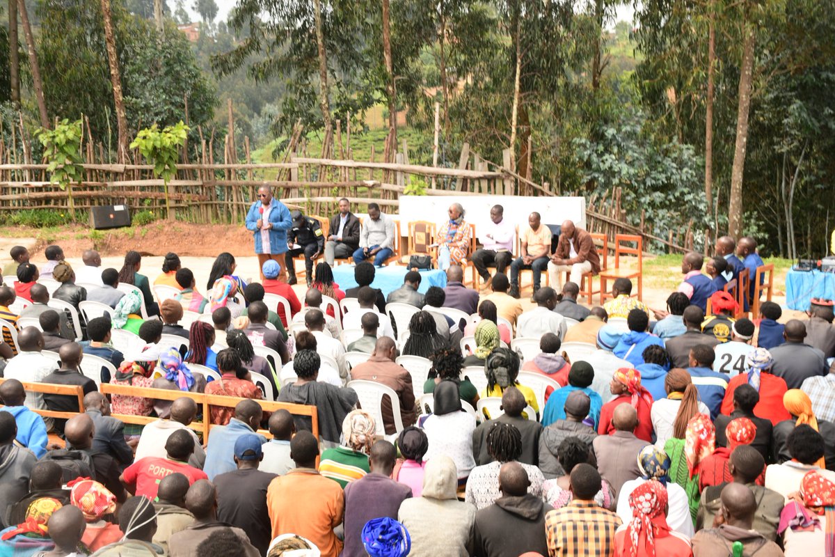 Nyamagabe's tweet photo. Senateri Ambasaderi RUGIRA Amandin na Senateri GAHAMANYI Bibiane bayoboye Inteko y'Abaturage mu Kagari ka #Kagano, mu Murenge wa #Kitabi.
Bari kuganira n'abaturage begereye @NyungwePark ku bijyanye n'imibanire yabo n'inyamaswa zo muri iyi Pariki. 1/3 https://t.co/jnqq7LeHik