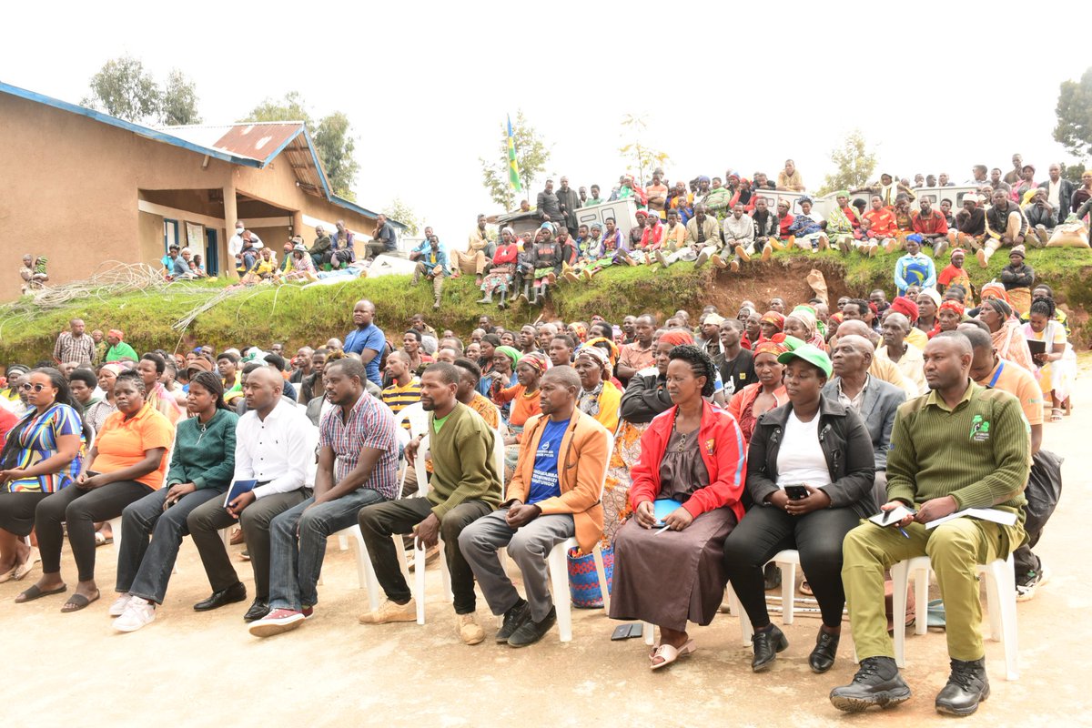 Nyamagabe's tweet photo. Senateri Ambasaderi RUGIRA Amandin na Senateri GAHAMANYI Bibiane bayoboye Inteko y'Abaturage mu Kagari ka #Kagano, mu Murenge wa #Kitabi.
Bari kuganira n'abaturage begereye @NyungwePark ku bijyanye n'imibanire yabo n'inyamaswa zo muri iyi Pariki. 1/3 https://t.co/jnqq7LeHik
