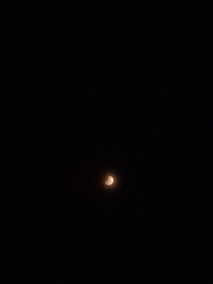 thyna229's tweet photo. 3.3 at 19.30 WIB 
#gerhanabulan yang nampak di Bangka Belitung
#GerhanaBulanTotal #gerhana https://t.co/x2kzaWM5p3