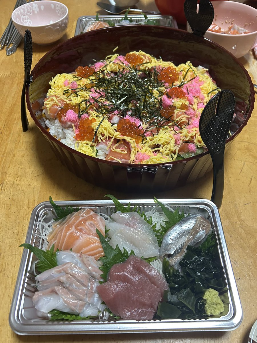今日はひな祭り🎎という事で

自家製チラシ寿司と

海鮮⭐︎はまちゃんで注文した刺し盛り😆

どちらも最高に美味かった〜😍
