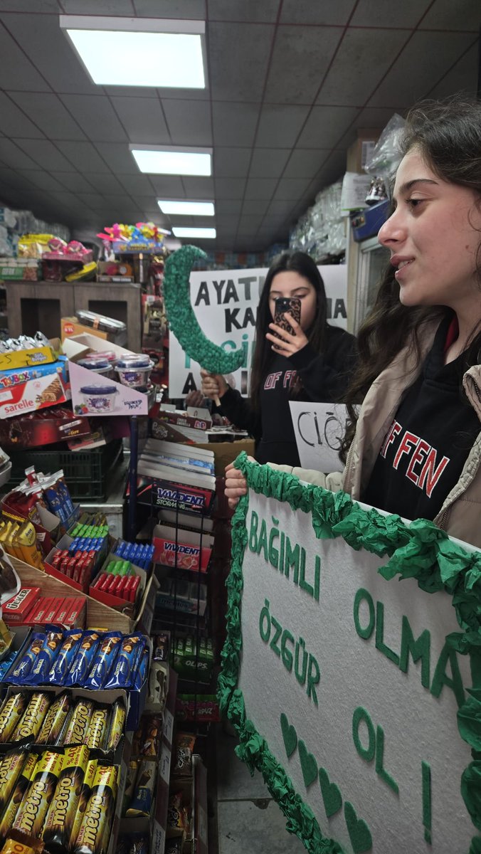 Yeşilay Haftası kutlamaları kapsamında Of Fen Lisesi öğrencileri Yeşlay Kulübü Öğretmeni  Yasemin Yazıcı ile Doğa Yürüyüşü ve esnaf ziyareti gerçekleştirdiler.Teşekkür ediyor,başarılar diliyoruz  <a href="/1920yesilay/">Yeşilay</a> <a href="/Yesilay_Trabzon/">YEŞİLAY TRABZON ŞUBESİ</a> <a href="/mehmetDinc1920/">Mehmet Dinç</a> <a href="/OfFenLisesi/">Of Fen Lisesi</a>