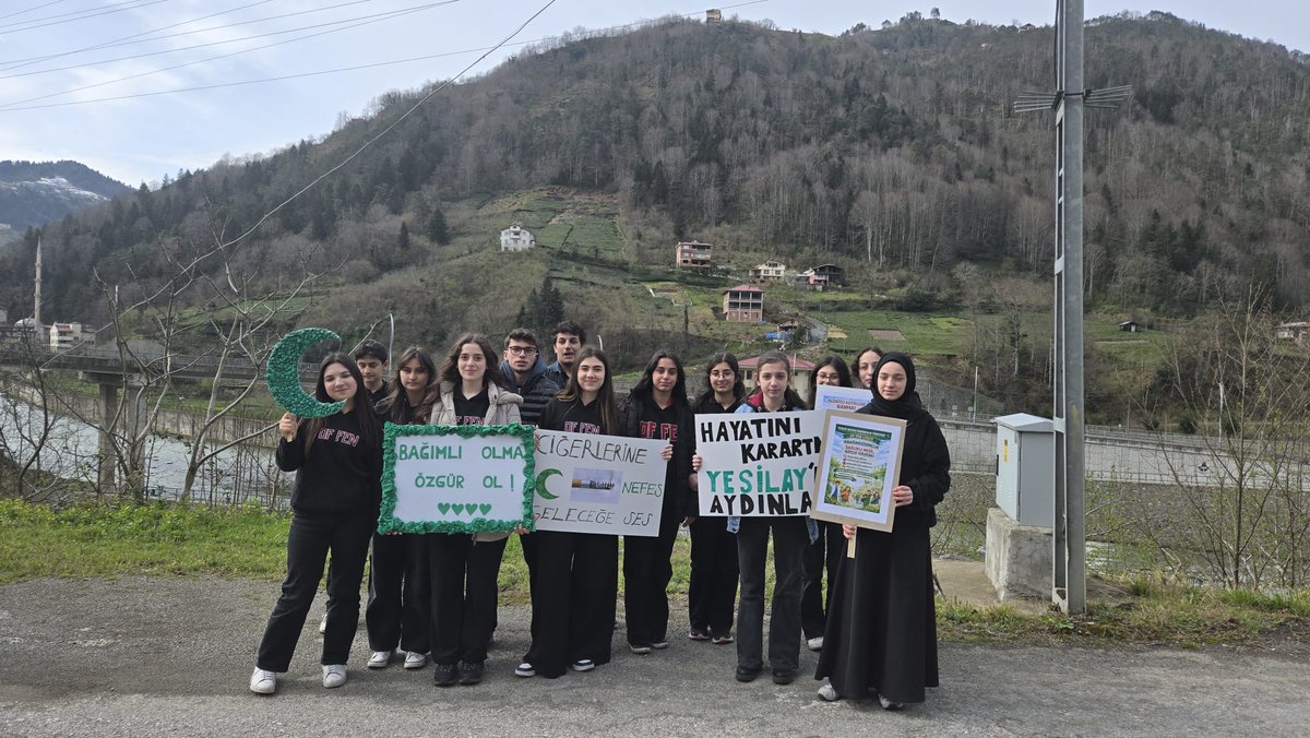 izzetkeles61's tweet photo. Yeşilay Haftası kutlamaları kapsamında Of Fen Lisesi öğrencileri Yeşlay Kulübü Öğretmeni  Yasemin Yazıcı ile Doğa Yürüyüşü ve esnaf ziyareti gerçekleştirdiler.Teşekkür ediyor,başarılar diliyoruz  @1920yesilay @Yesilay_Trabzon @mehmetDinc1920 @OfFenLisesi https://t.co/GScZUfDKO7