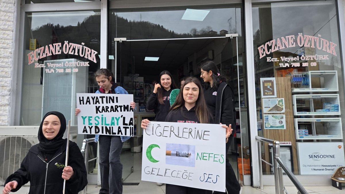 izzetkeles61's tweet photo. Yeşilay Haftası kutlamaları kapsamında Of Fen Lisesi öğrencileri Yeşlay Kulübü Öğretmeni  Yasemin Yazıcı ile Doğa Yürüyüşü ve esnaf ziyareti gerçekleştirdiler.Teşekkür ediyor,başarılar diliyoruz  @1920yesilay @Yesilay_Trabzon @mehmetDinc1920 @OfFenLisesi https://t.co/GScZUfDKO7