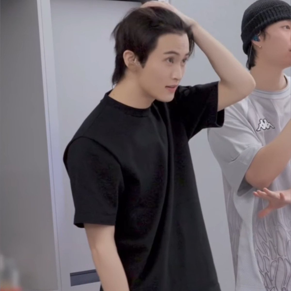 y3oit's tweet photo. doing the bare minimum but hes still hot as fck https://t.co/7j8DgDC0UE