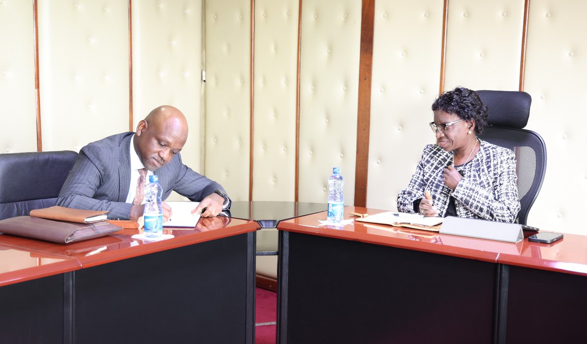 OAG_Kenya's tweet photo. The Auditor-General FCPA Nancy Gathungu, CBS met with the Regional Senior Partner (RSP) for PwC Eastern Africa and Country Senior Partner (CSP) for @PwC_KE Mr Kang’e Saiti where they discussed areas of collaboration and ways of enhancing accountability. https://t.co/jteRskOy2E