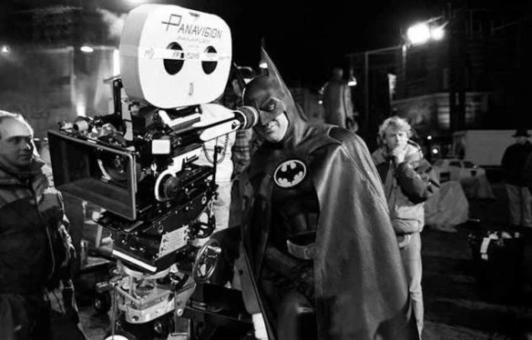Michael Keaton observando a través de la cámara y ataviado como Batman en un descanso del rodaje de la película de 1989 de Tim Burton.
#DC #DCcomics #Gotham #BruceWayne